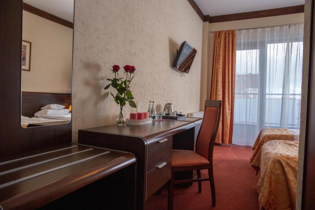 Neptun Hotel Легница Екстериор снимка