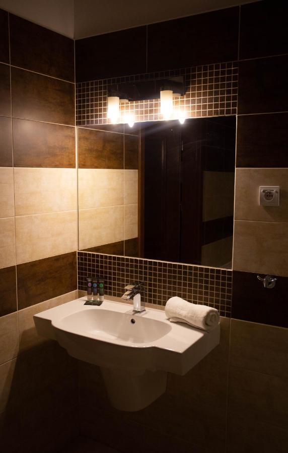 Neptun Hotel Легница Екстериор снимка
