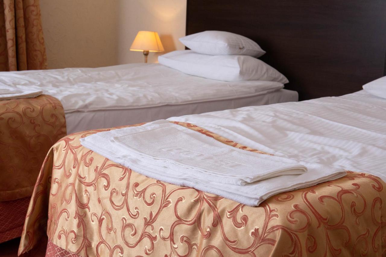 Neptun Hotel Легница Екстериор снимка