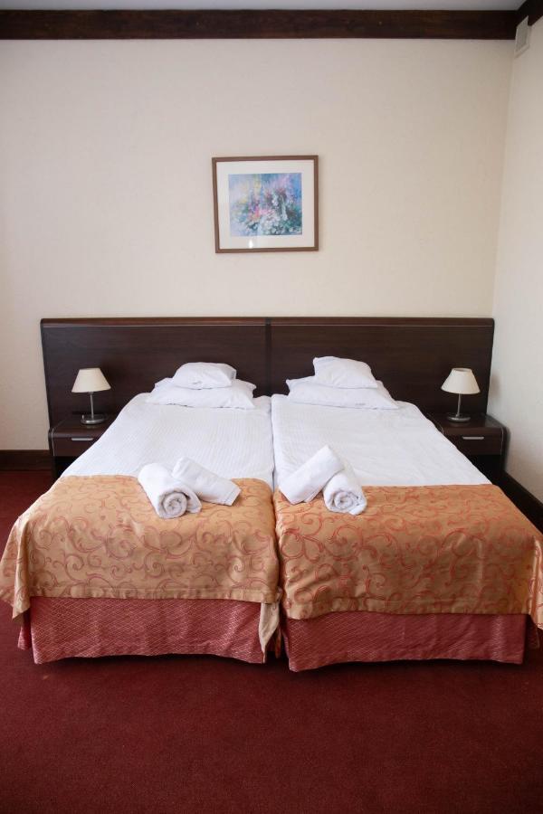 Neptun Hotel Легница Екстериор снимка