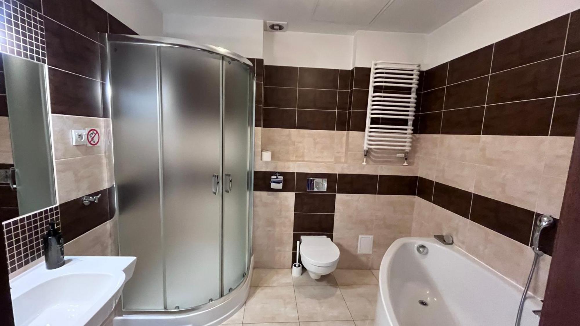 Neptun Hotel Легница Екстериор снимка